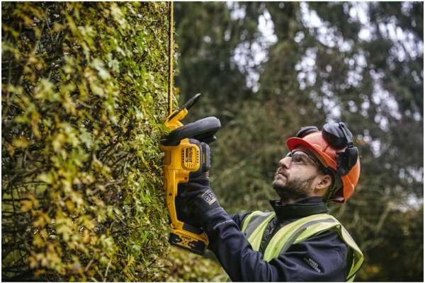 Триммер для живой изгороди DeWalt DCM563P1 в Перми