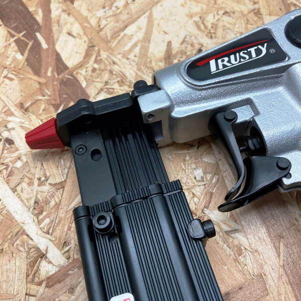 Степлер пневматический TRUSTY PT630N шпильки 12-30мм. в Перми