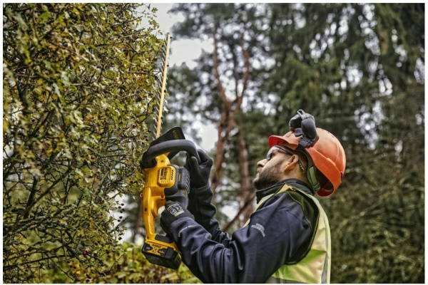 Триммер для живой изгороди DeWalt DCM563P1 в Перми