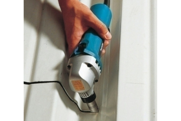 Ножницы по металлу вырубные Makita JN1601 в Перми