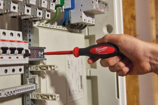 Отвертка Milwaukee  изолированная VDE SL0,5x3 x100, шт