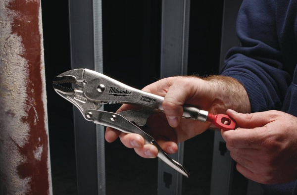 Зажим Milwaukee  10” TORQUE LOCK™ закругленные губки