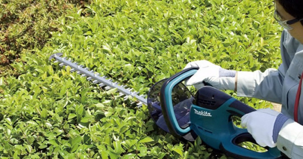 Электрические ножницы для живой изгороди Makita UH4261 в Перми