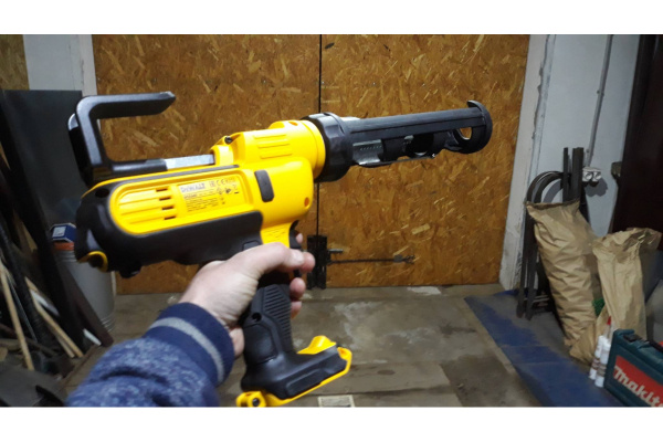 Аккумуляторный пистолет для герметика DeWalt DCE560N-XJ в Перми